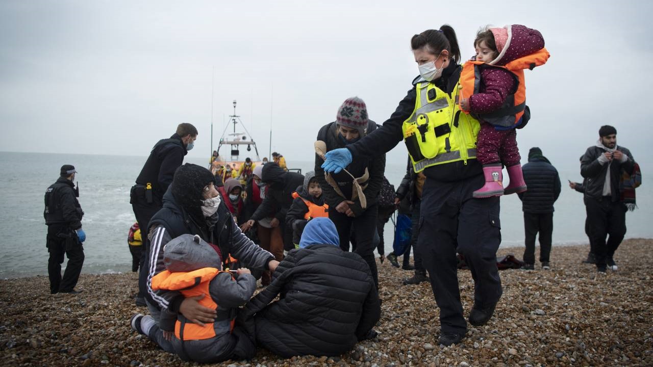 غرق 27 مهاجراً على الأقل أثناء محاولتهم عبور القنال الإنجليزي 