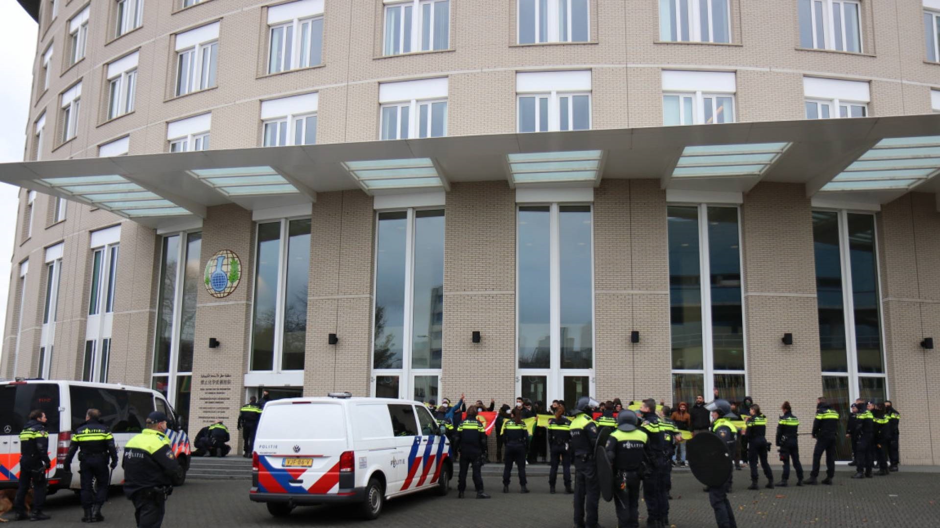 إصابة ضابطان أربعة متظاهرين في لاهاي في مبنى حظر الأسلحة الكيميائية 