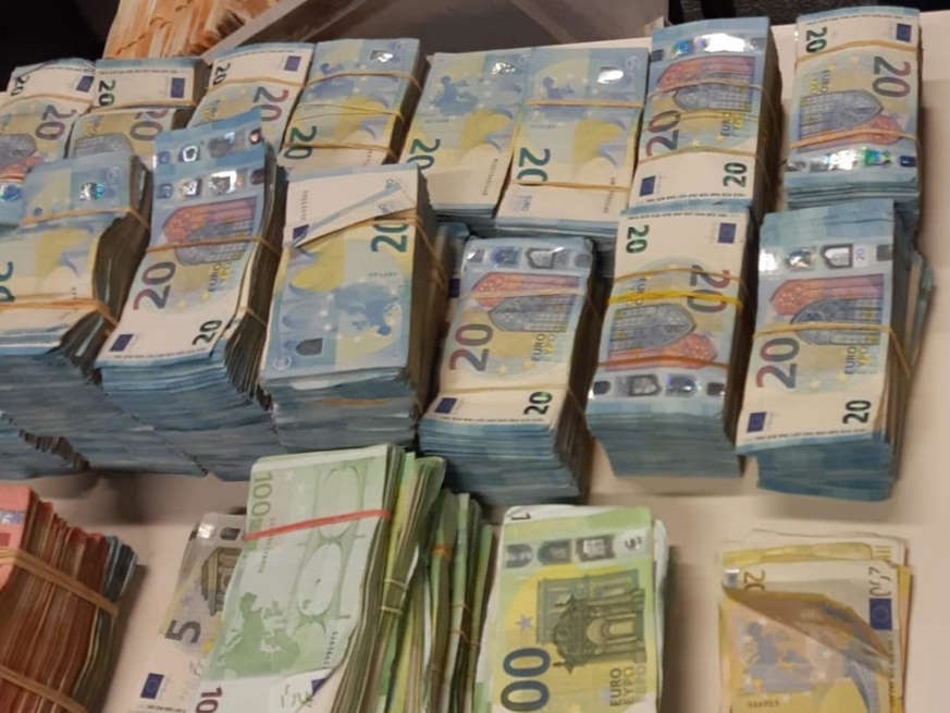 تم العثور على ملايين اليورو في منزل خلال تحقيق في الفساد في ميناء روتردام