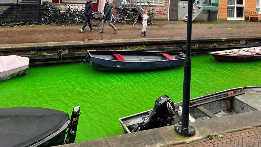 المياه في قنوات أمستردام فجأة سامة خضراء: 'لا فكرة كيف هذا ممكن'
