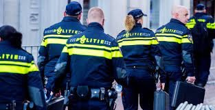 الشرطة الهولندية تعتقل رجلاً يحمل شعلة ملتهبة أمام منزل سيغريد كاخ