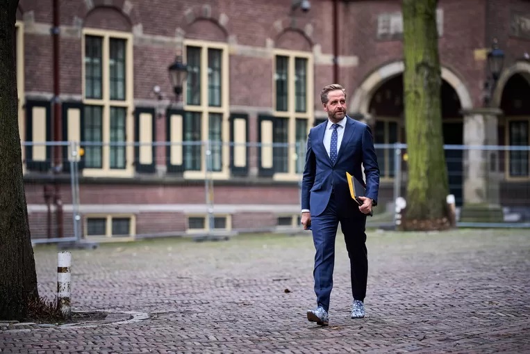 وزير الصحة الهولندي يتعرض للتهديد والترهيب اليومي هو وعائلته