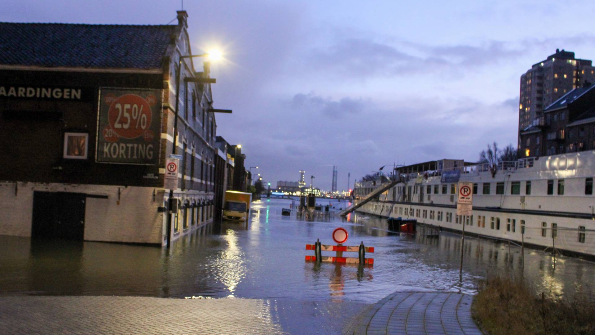 أرتفاع منسوب المياه أدى إلى غمر بعض الأرصفة الهولندية 