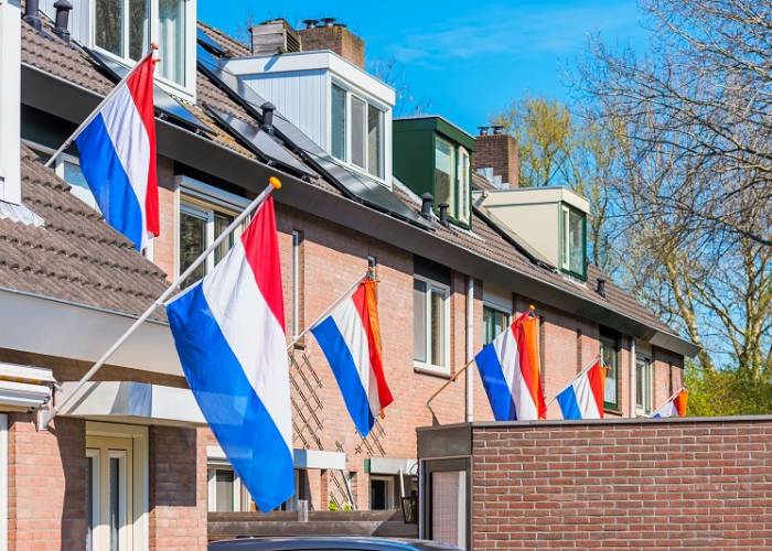 قامت العديد من البلديات الهولندية بمطالبة روتيه بإعادة افتتاح المتاجر