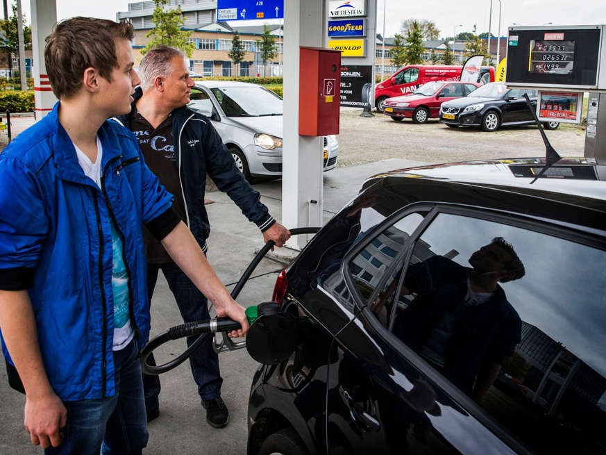 سعر البنزين يكسر الرقم القياسي مرة أخرى بسبب زيادة الطلب