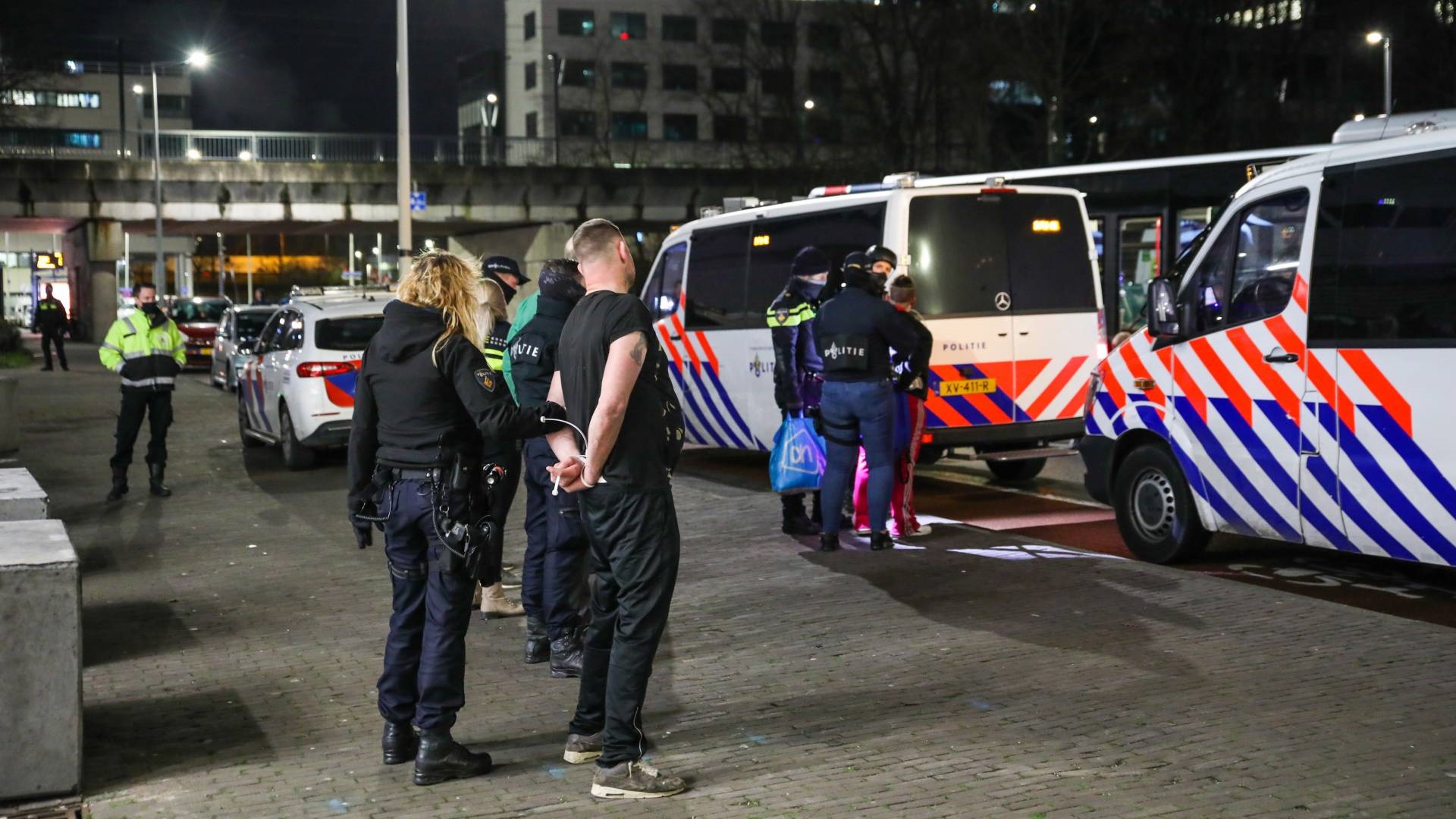 اعتقال ثلاثة عشر شخصاً أثناء إخلاء مبنى إداري محتجز في روتردام