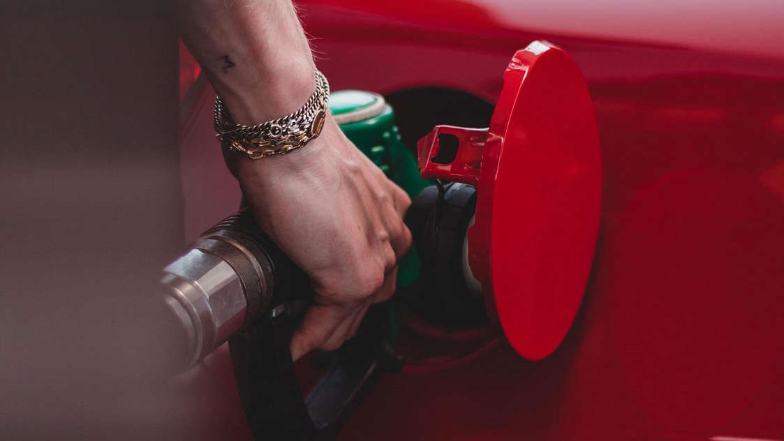 ما هي تكلفة البنزين بدون رسوم وضرائب؟