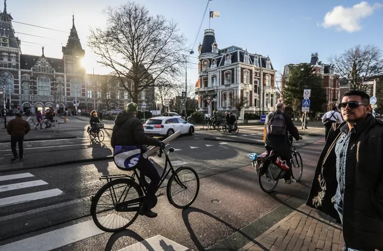 أمستردام: قواعد المرور فيها شبه معدومة، وسلوك متهور في القيادة هذا ما يجعل أهاليها يشعرون بالفزع