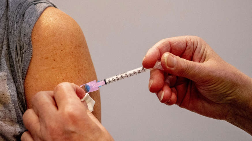ما يقرب من نصف الشركات الصغيرة والمتوسطة تجبر موظفيها على التطعيم