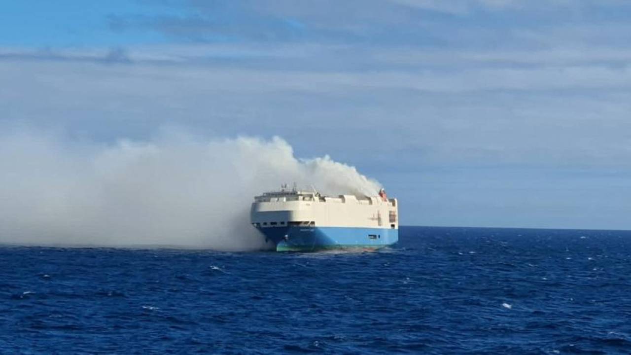 شركات الاسترداد الهولندية تحرق سفينة شحن مليئة بالسيارات في جزر الأزور