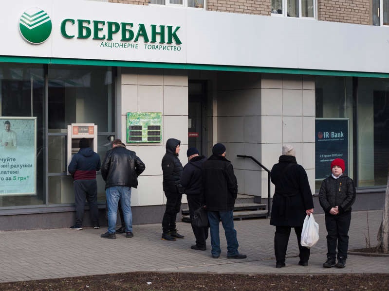 أكبر بنك روسي يغادر أوروبا بسبب العقوبات
