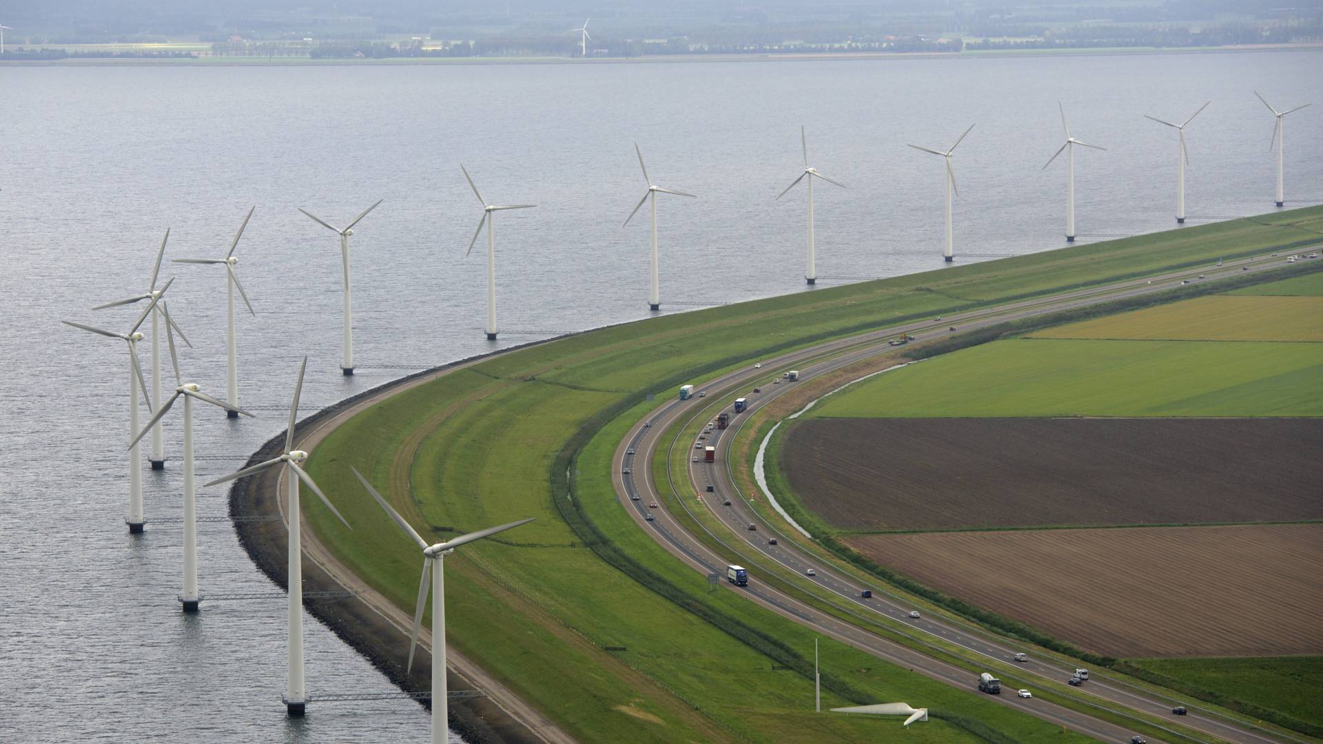 تريد الحكومة الهولندية تأمين إحتياطها من الطاقة الكهربائية، خوفاً من نقص موارد الطاقة التقليدية في المستقبل