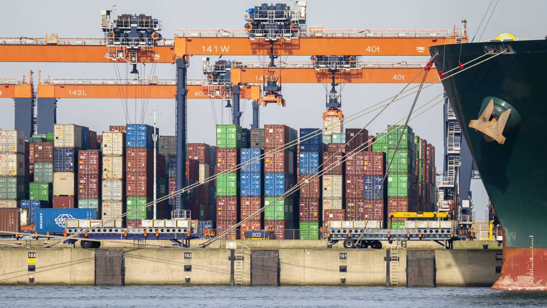 الحرب والعقوبات وأكوام الحاويات،ما تأثير كل هذا عن ميناء روتردام؟!
