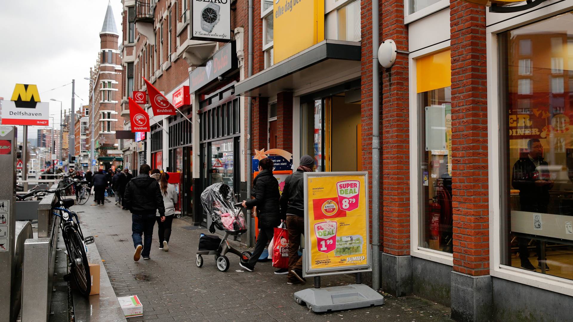 عمال المتاجر الهولندية لا يحصلون على جميع حقوقهم، وFNV تتوقع  إجراءات من قبل موظفي المتجر