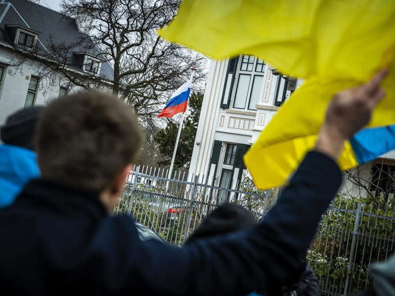 هولندا ودول اخرى من الاتحاد الاوروبي تطرد الدوبلوماسين الروس بتهمة التجسس