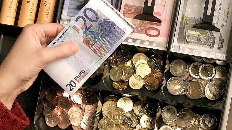 التضخم في منطقة اليورو سيبقى مرتفعا لفترة أطول من المتوقع لكنه سيتراجع هذا العام.