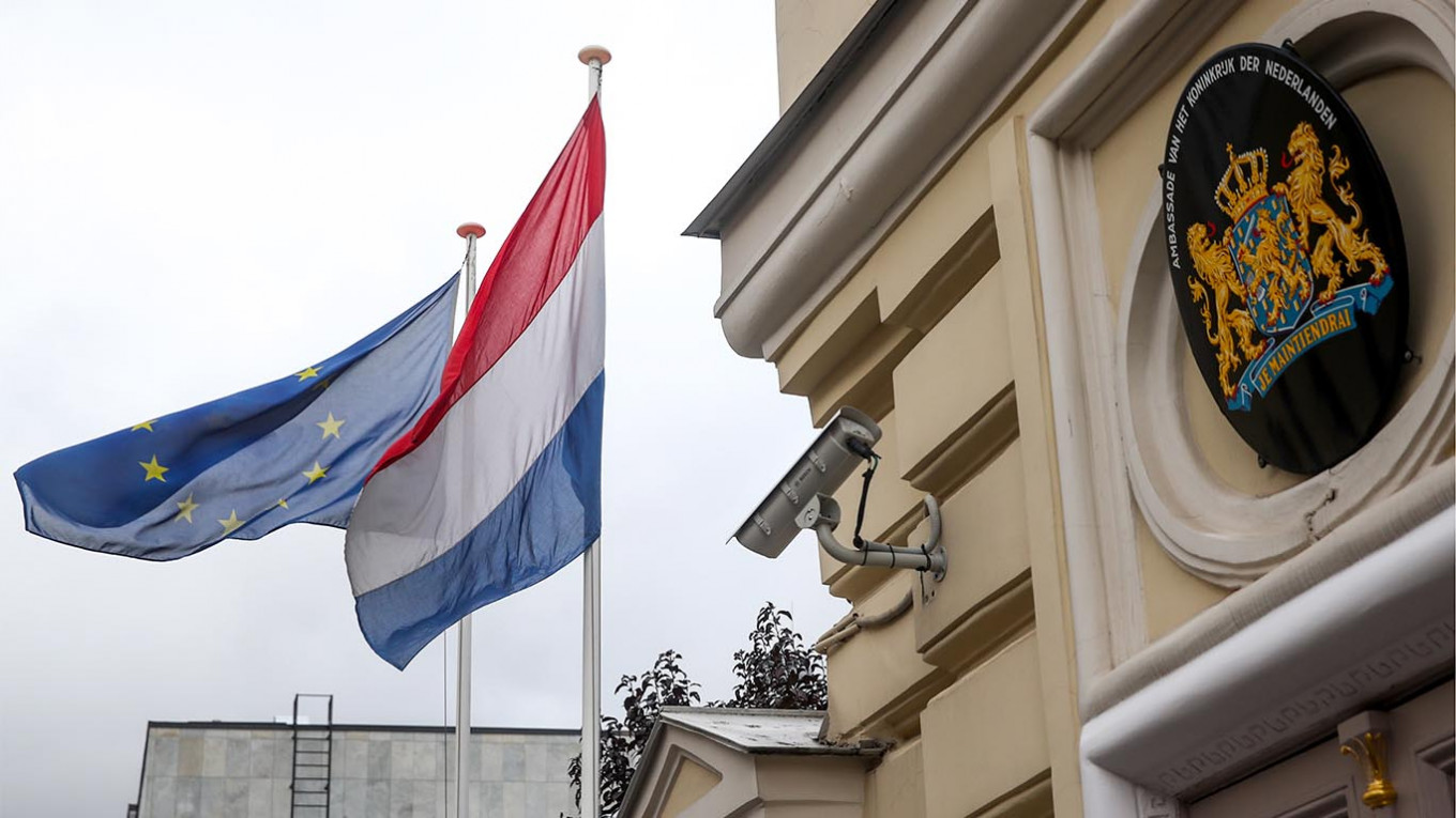 روسيا تطرد 15 دبلوماسيا هولنديا بينهم 14 في موسكو