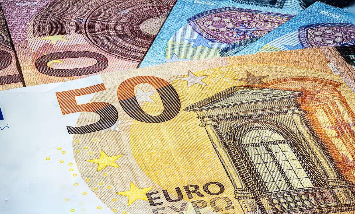 تطبيق هولندي جديد يميز بين أوراق اليورو الحقيقية والمزيفة