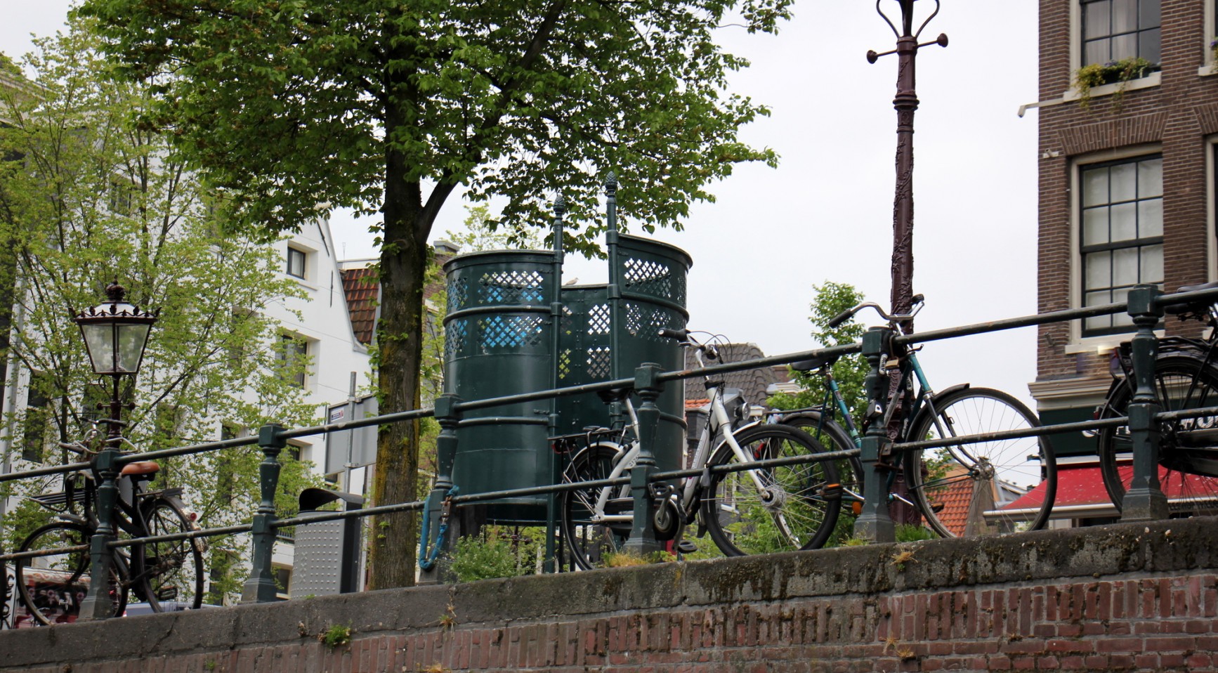 عدد قليل جدًا من المراحيض العامة في هولندا ؛ فقط ثلث البلديات تفعل شيئًا ما بشان الموضوع