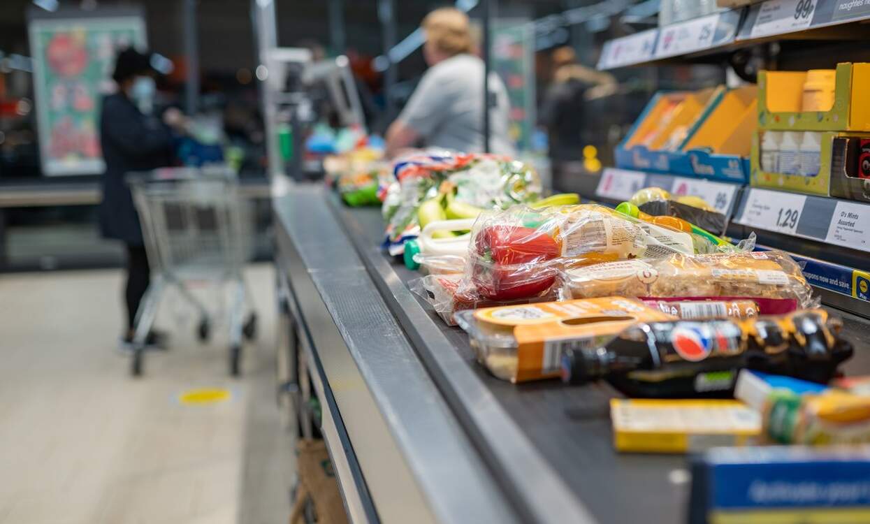 تشهد محلات السوبر ماركت الهولندية زيادة في حجم المبيعات على الرغم من شراء المتسوقين أقل